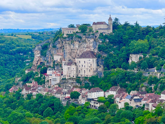 Stadje Rocamadour in de Dordogne/Lot tegen helling, met heiligdom en fort.